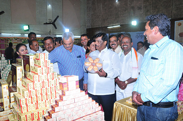 ಮೈಸೂರು ಸ್ಯಾಂಡಲ್ ಸೋಪಿಗೆ ವಿದೇಶದಲ್ಲಿ ಹೆಚ್ಚಿನ ಬೇಡಿಕೆ: ಸಚಿವ ಮಹದೇವಪ್ಪ ಮೈಸೂರು ಸ್ಯಾಂಡಲ್ ಸೋಪಿಗೆ ವಿದೇಶದಲ್ಲಿ ಹೆಚ್ಚಿನ ಬೇಡಿಕೆ: ಸಚಿವ ಮಹದೇವಪ್ಪ